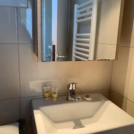 Top Floor Renovated Studio *